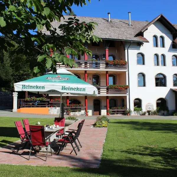 Apartment & Studio Forest Paradise, hotel v mestu Cerkno