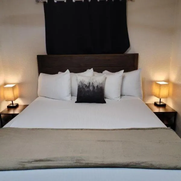 069B Comfortable Suite with Kitchenette and King Bed near South Rim sleeps 4, khách sạn ở Valle