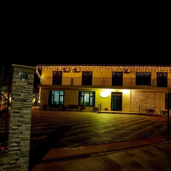 Pensiunea CAROL, hôtel à Faraoaní