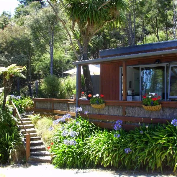 Cabbage Tree Chalet, hotel in Parapara 