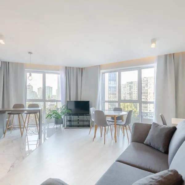 Petrovdom 109-200 in Spacious 2 Bedroom Apartments at RC Kvartet, 16Г Vasyl Lypkivskyi Street, hotel in Kyiv