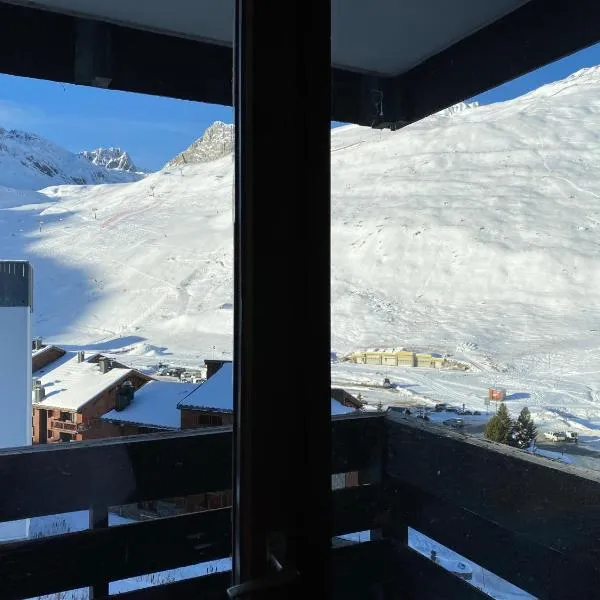 Cosy F2 Val Claret 6 couchages avec jolie vue sud ouest, hotel in Tignes