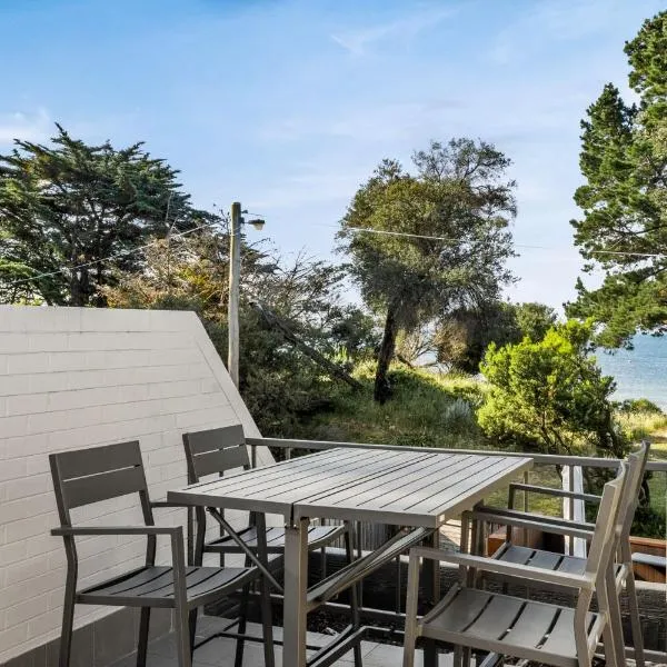 You and Me By the Sea、カウズのホテル