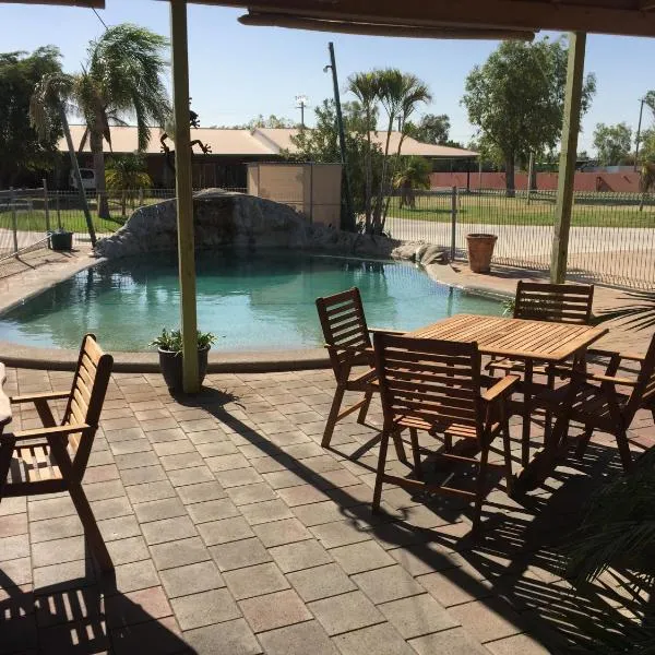 Boulder Opal Motor Inn, хотел в Уинтън