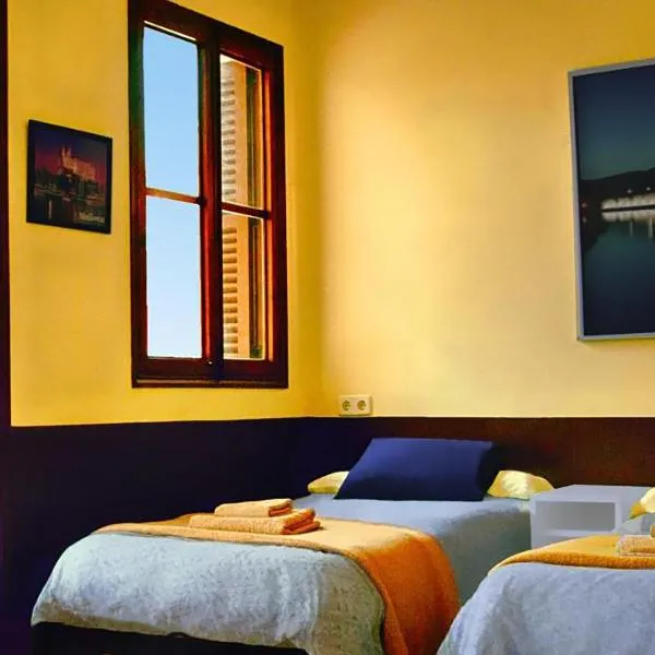 Hostal Atlanta, ξενοδοχείο στο Ελ Αρενάλ