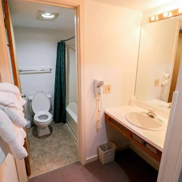 Cedarbrook Two Double bed Standard Hotel room 118, khách sạn ở Killington