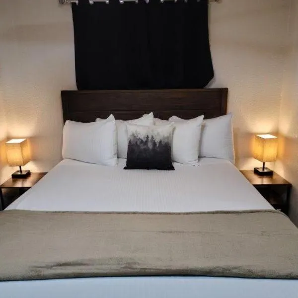 070B Grand Canyon Suite with Kitchenette near South Rim Sleeps 4, hotel in Valle