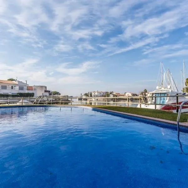 Piso de 2 habitaciones, 3 piscinas y cerca del mar, hotel in Roses