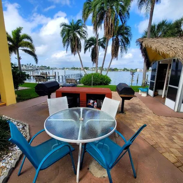 Searenity, Waterside studio in the heart of Treasure Island, walk to beach, hotel in St. Pete Beach