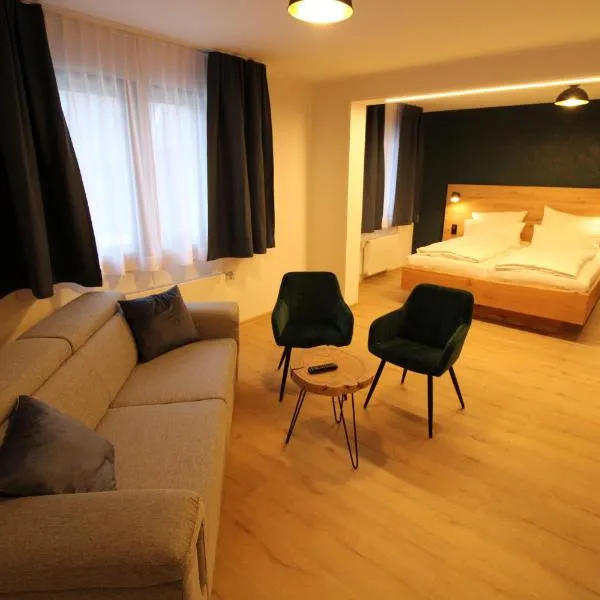 DER Hirsch Hotel, ξενοδοχείο στο Μονσάου