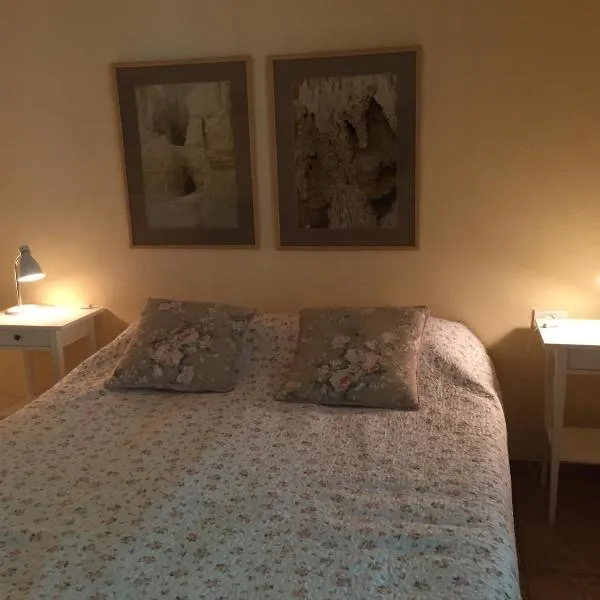 Gil's Guest Rooms, hotel in Neve Zohar