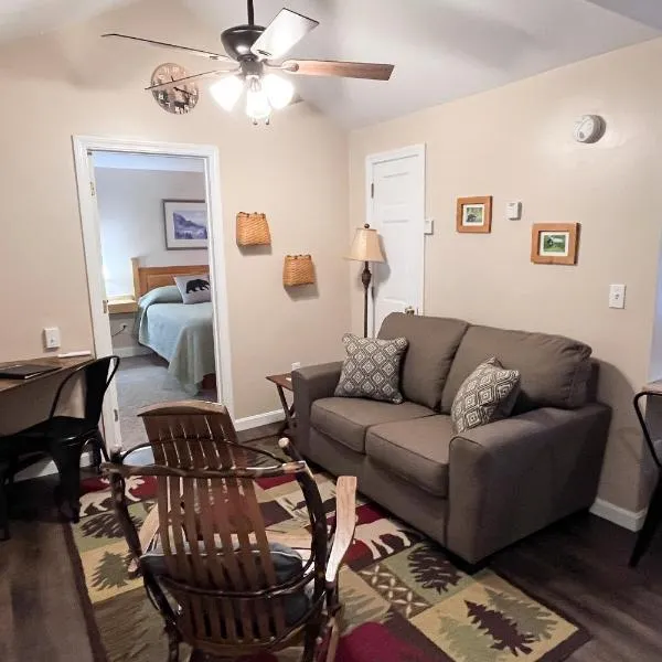 Northwoods Lodge Cabin 1, hotel in Morrisville