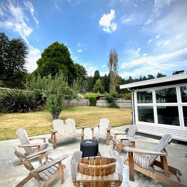 Newly Renovated Arcata Sunny Mid-Century Gem, hotel in Arcata