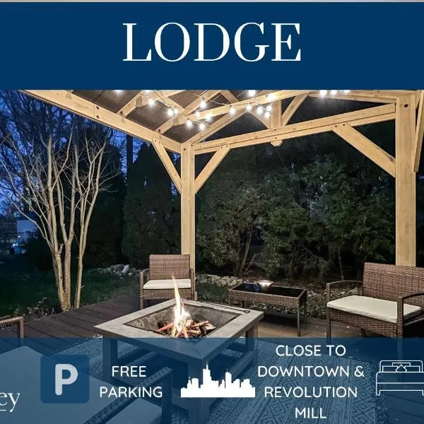 Homey Lodge - Cozy home / Walk to Revolution Mill / Near Downtown / Perfect for groups and family / Free parking, hotel in Greensboro