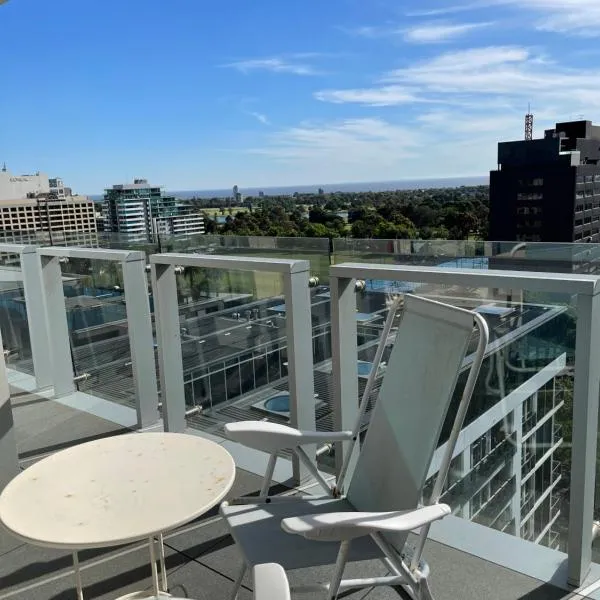 The Fawkner Apartment Bay-view pool/Gym Free Parking，位于墨尔本的酒店