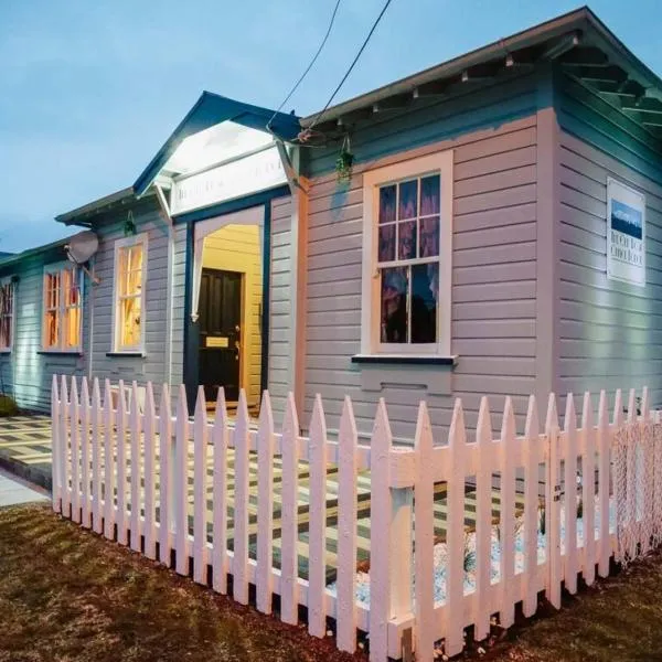 Ruapehu's 5-Star OLD POST OFFICE - 1-4 Bdr West Wing, hotel en Owhango