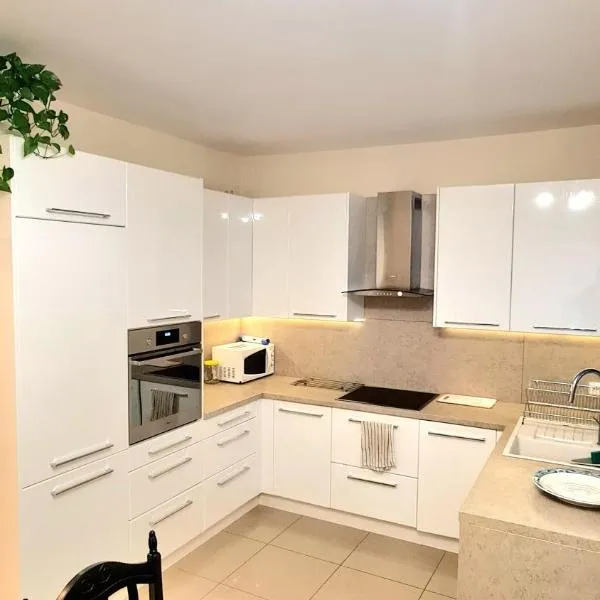 Modern & cozy house with 3 bed rooms and garden, hotell sihtkohas Prievoz
