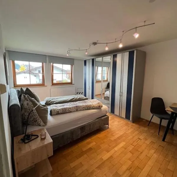 Einzimmerwohnung im Grünen/Innsbruck/2 PAX, hotel in Innsbruck