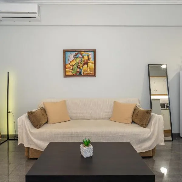 Renovated Lovely Apt next to Marina Flisvos, ξενοδοχείο στην Αθήνα