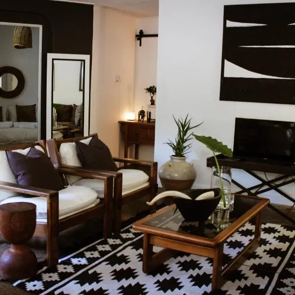 ALLURING SELF CATERING 2 BEDROOM VILLA at BOKMAKIERIE VILLAS, Hotel in Windhoek