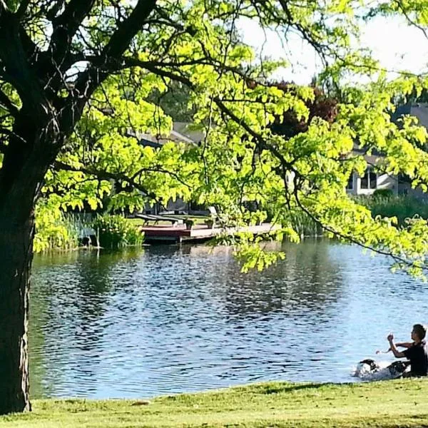 Lake Front Studio with Kayaks Bikes near Greenbelt, готель у місті Бойсі