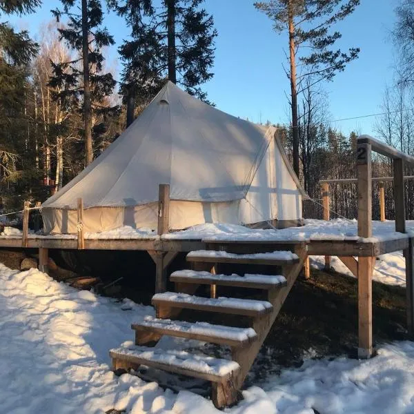 Glamping tent in a forest, lake view, hotel en Bjuråker