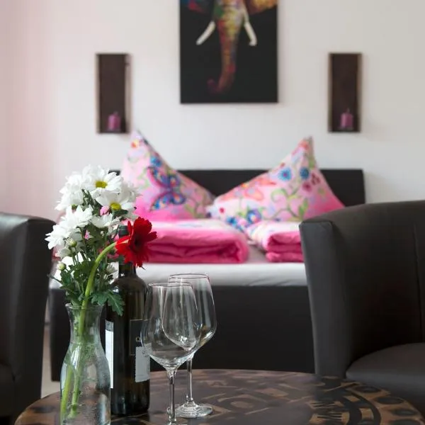 Pension Café & mehr, hotel v destinaci Halle