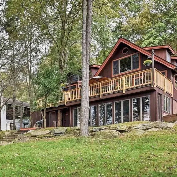 Lakefront Cabin Pvt Beach and Dock - Sunset Marina, hotel v destinaci Arrowhead Lake