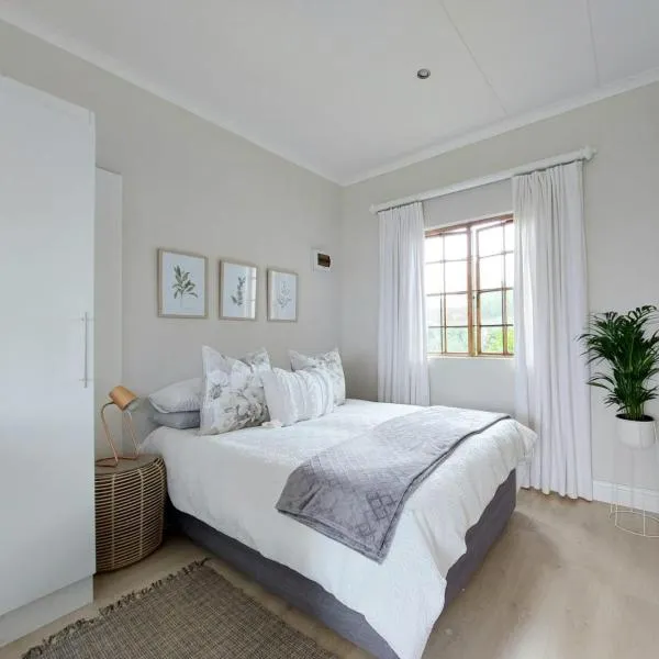 Upmarket off grid cottage on organic farm in secure estate, ξενοδοχείο σε Howick