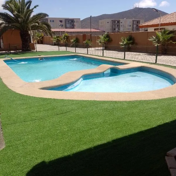 Cabañas con piscina donde Thomas, hotel di La Serena