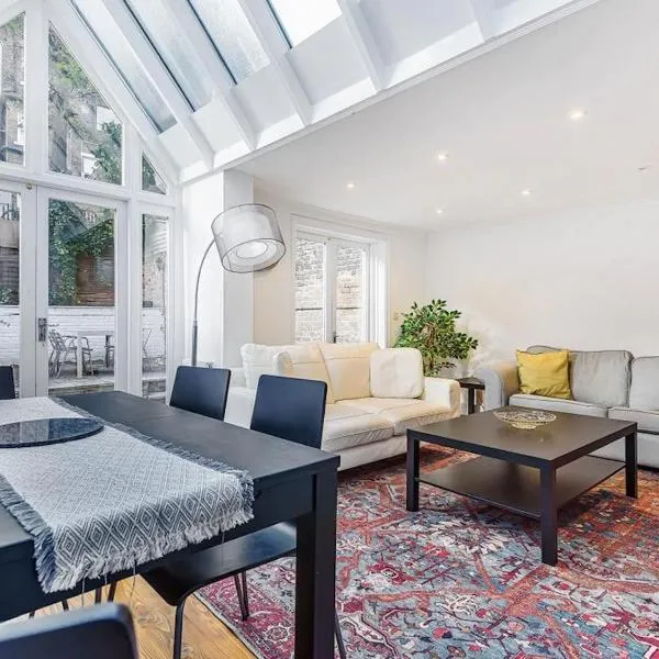 Sunny, 2bed 2bath, garden apartment near Hyde Park, hotel in London