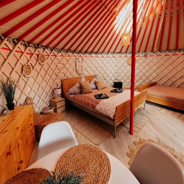 Całoroczne jurty mongolskie - "Domy Słońca", hotel in Kłodzko