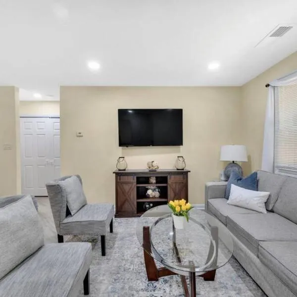 Cozy 2 Bedroom Duplex In Charlotte, Jacuzzi, Sleeps 6 plus 2, hotel in Charlotte