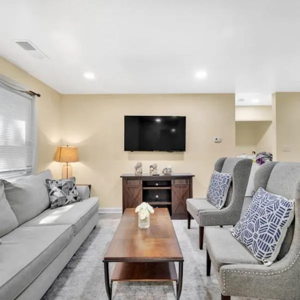 Cozy 2 Bedroom Pineville-Matthews Duplex Sleeps 8, hotel em Charlotte