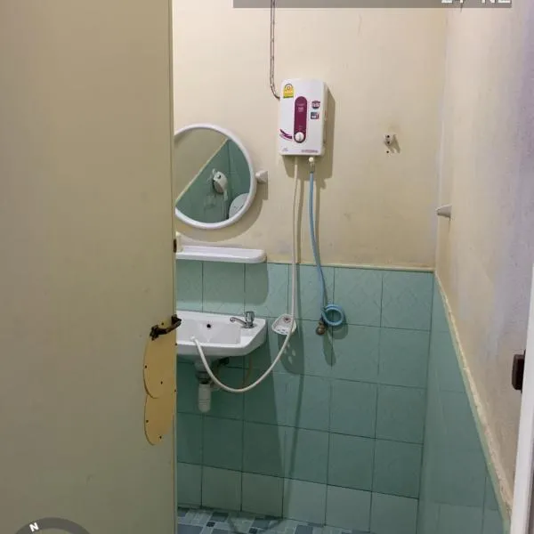Pa Kha Guesthouse, hotel in Along