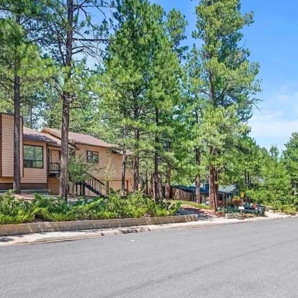 Kathys Cabin, King Bed, Hot Tub, Near-NAU & Downtown attractions, Perfect Year-Round Mountain Getaway, hotel in Flagstaff