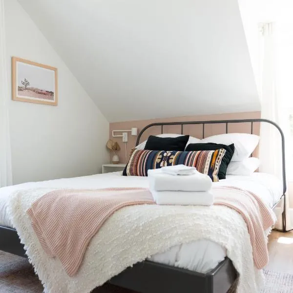 Downtown Picton 2-Bedroom Boho Suite!, hotell i Picton