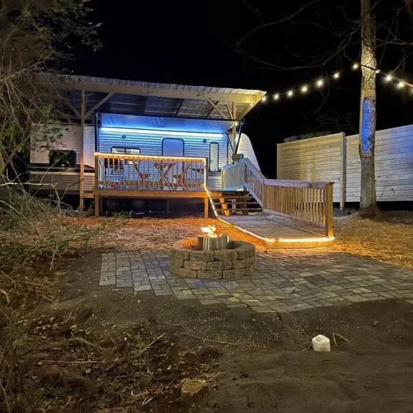 Daffodil Dream Camper with Hot Tub - Movie Screen - Fire Pit - BBQ, hotel v destinaci Jonesville