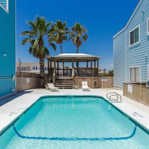 Affordable family condo -walking distance to beach by Mustang Island, Sleeps Four, 2025 Traveler Award, hotel di Padre Island