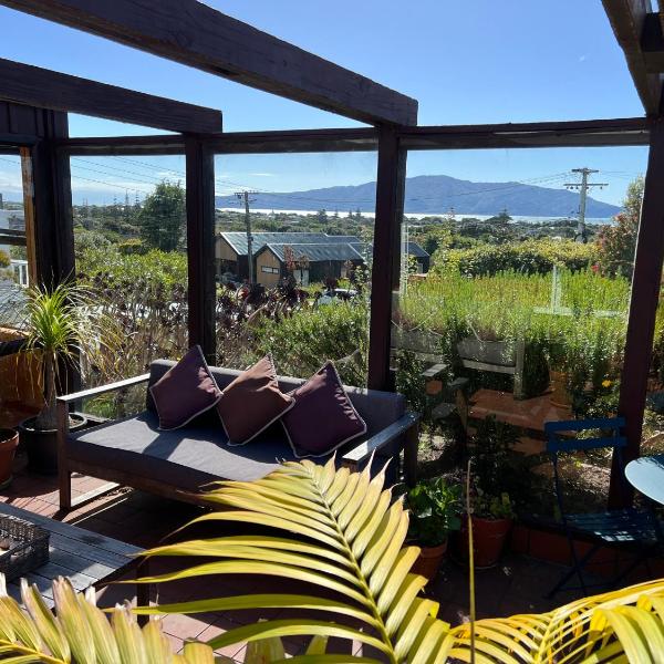 Tranquility Base - Waikanae Beach Holiday Home