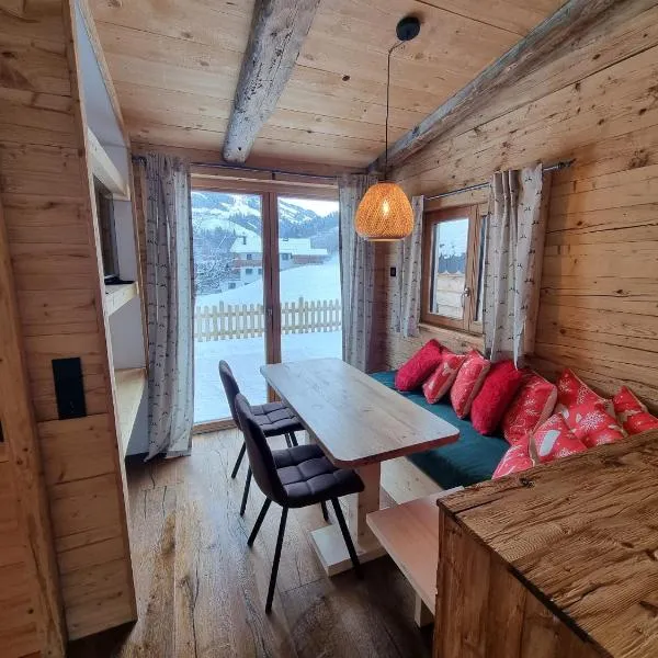 Chaleny - Das erste Tiny House Chalet im Zillertal, hotel v destinaci Hainzenberg