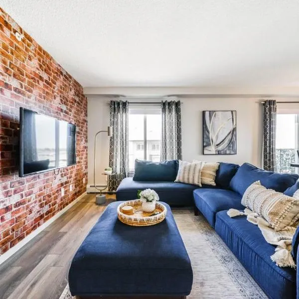 Bright Luxe Condo, AC, Top Floor, King Bed, Balcony!, hotel in Edmonton