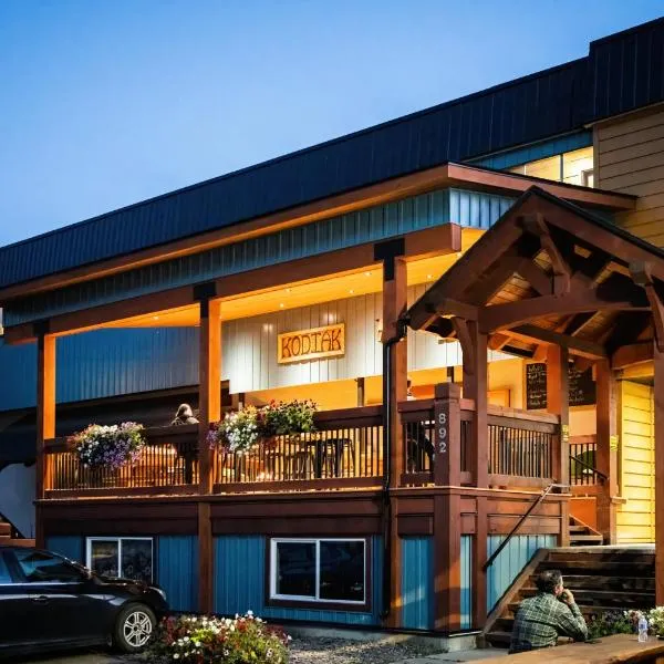 The Raging Elk Adventure Lodging, hotel in Fernie