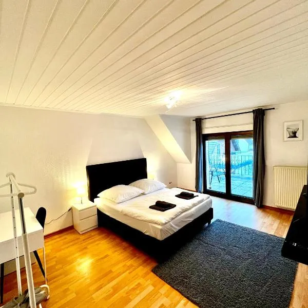 Gemütliches Zimmer mit großer Terrasse Nähe Messe, Flughafen & PSD Dome, hotel en Düsseldorf