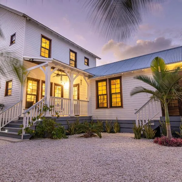 Casa Blanca and The PoolClub at Mahogany Bay, ξενοδοχείο σε San Pedro
