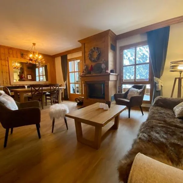 Chalet Mont Blanc - Arc 1950 - Ski-in Ski-out, 2 bed duplex, sleeps 8, hotel in Bourg-Saint-Maurice