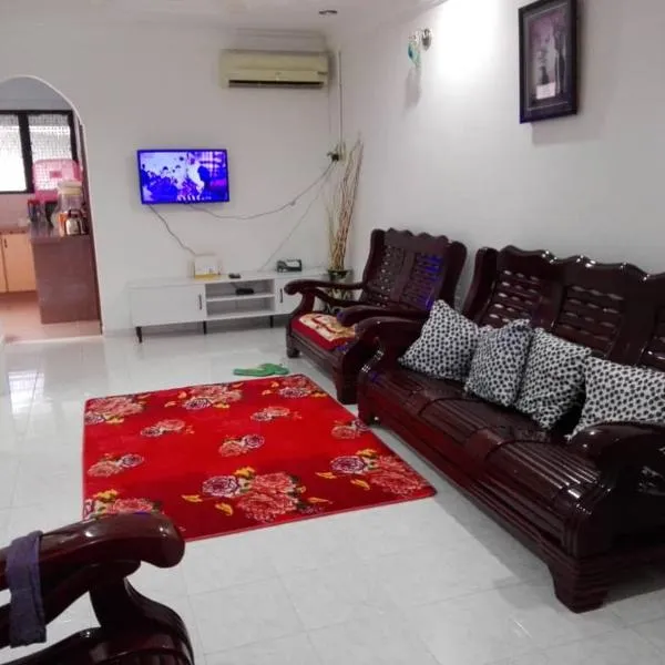 Idaman guesthouse Malay FAMILY ONLY, hotel in Kubang Semang
