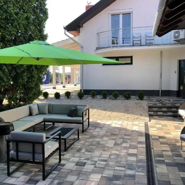 White Apartman Siófok 2, hotel em Siófok