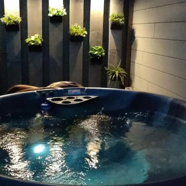 Maas Chalet Aldeneik, hotel v destinaci Maaseik