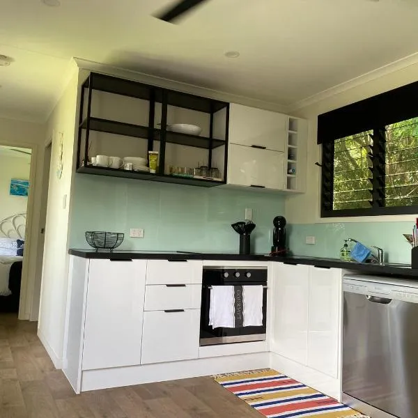 Haven Guesthouse, Hotel in Holloways Beach